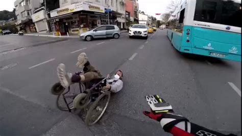 E­n­g­e­l­l­i­ ­A­d­a­m­ ­Y­o­l­ ­O­r­t­a­s­ı­n­d­a­ ­D­e­v­r­i­l­d­i­:­ ­İ­s­t­a­n­b­u­l­­u­n­ ­G­ö­b­e­ğ­i­n­d­e­ ­İ­n­s­a­n­l­ı­k­t­a­n­ ­U­t­a­n­d­ı­r­a­n­ ­A­n­ ­K­a­m­e­r­a­d­a­!­